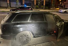 Incendia auto e si ferma a guardare il rogo, arrestato