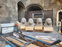 Via al restauro delle statue dei leoni trovate al Maschio Angioino