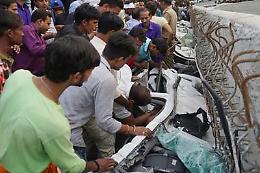 Crolla un cavalcavia in India: 19 morti