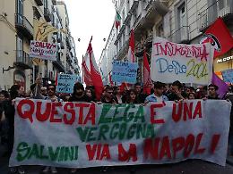 Corteo anti-Salvini a Napoli, scontri in piazza: ferito un poliziotto
