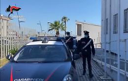 Tentano rapina in un negozio, prendono a sprangate il titolare
