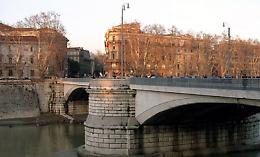 Precipita da ponte sul Tevere per scattare un selfie: gravissimo 31enne di Pomigliano