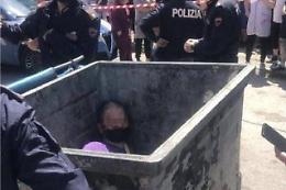 Linciato dalla folla e buttato in un cassonetto, era lo zio. I medici escludono la violenza sui minori 