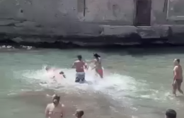 Rissa a colpi di casco in spiaggia a Posillipo