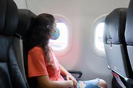 Mascherine in aereo, cosa cambia da oggi