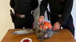 Si barrica in casa con la motosega per evitare l’arresto: catturato