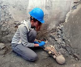  Pompei, nuovi scheletri emergono dallo scavo dei Casti Amanti