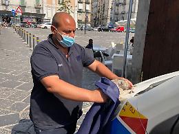 Porta Nolana, la Polizia Municipale salva un gabbiano reale