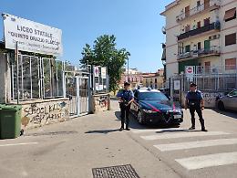 Rapinava smartphone a minori fuori le scuole, arrestato