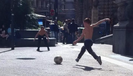 Panni stesi e palloni davanti al Comune, protestano i centri sociali