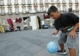 No ai panni stesi e al calcio in strada, è bufera
