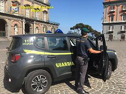 Napoli, parcheggiatori e contrabbandieri con il reddito di cittadinanza: 24 denunciati