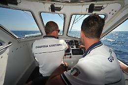Si tuffano nonostante il mare mosso, salvati tre minori