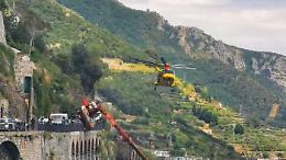 Autogru si ribalta e operaio precipita sulla scogliera: è grave