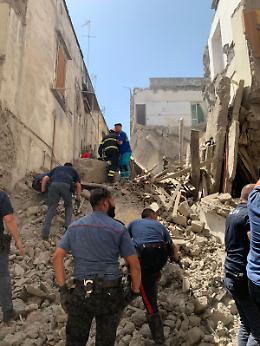 Crolla palazzina a Torre del Greco, estratti vivi i dispersi: inchiesta della Procura