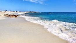 Rubano 40 chili di sabbia in Sardegna, denunciati due turisti francesi
