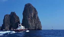 Capri, droga ai bagnanti di Marina Piccola: denunciato 31enne