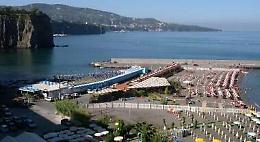 Open day a Meta di Sorrento, vaccini in spiaggia con caffè e cornetto