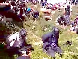 Guarda per ore <br>i video dell'Isis: ragazzina uccide la madre