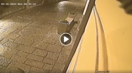 Vandali in azione a Chiaia, panchine divelte in via Cavallerizza