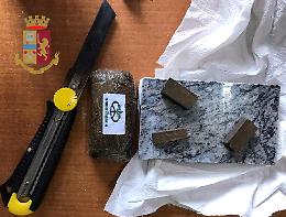 Via Galileo Ferraris, autista di bus arrestato con la droga