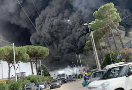 Vasto incendio nell'area industriale di Teverola, nube nera visibile da Napoli
