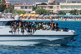 Lampedusa, migrante partorisce su barchino: neonato morto poco dopo