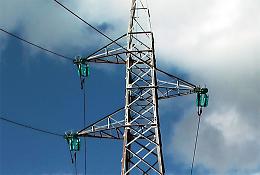 Cade da traliccio mentre tenta di ripristinare le linee elettriche, morto operaio dell'Enel