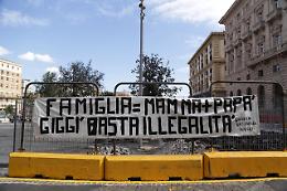 Bimbo adottato da due donne, striscione contro il sindaco