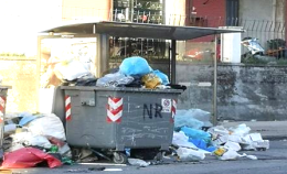 Scampia &egrave; una distesa di &ldquo;monnezza&rdquo;