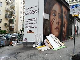 Murales dedicato a Cucchi circondato da rifiuti ingombranti abbandonati