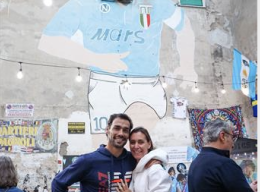 Fognini a Napoli, selfie al murale di Maradona