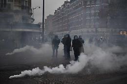 Gilet gialli, tensione a Parigi e 24 fermi