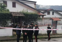 Uccide la moglie poi si impicca al cavalcavia