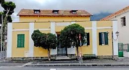 Le urla dei piccoli: «Basta: gli fai sempre male»