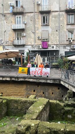 Degrado in Centro, striscione sulle mura di piazza Bellini: «Che vergogna»