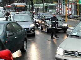 La Cassazione: commette reato chi parcheggia bloccando altre auto