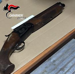 Un fucile a canne mozze nascosto in un'area condominiale