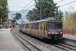 Sul treno senza biglietto aggredisce il controllore