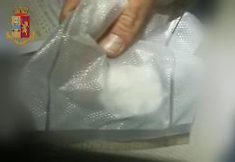 Nasconde droga nell’auto, arrestato