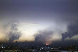 Israele-Hamas, media palestinesi: "Bombe su Gaza". Ostaggi uccisi per errore, proteste a Tel Aviv