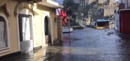 Acqua alta a Ischia Ponte ed &egrave; subito magia