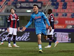 La doppietta di Lozano stende il Bologna, il Napoli consolida il terzo posto e avvicina il Milan
