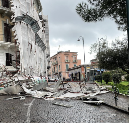 Maltempo a Napoli, crolla impalcatura in via Aniello Falcone