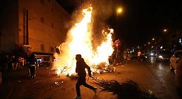 Focarazzi di Sant'Antonio, sassi contro carabinieri e vigili del fuoco