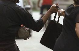 Scippata del telefono, passanti bloccano il ladro
