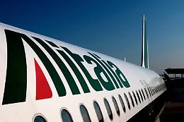 Alitalia, ecco <br>il nuovo piano: 2.400 esuberi, taglio stipendi fino al 30%