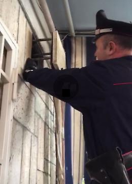 Pistola e droga nel muro del balcone, ecco il nascondiglio