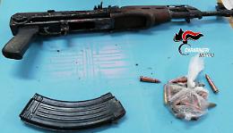 Kalashnikov nascosto nella rete fognaria