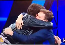 Manuel e Arturo, un abbraccio commovente